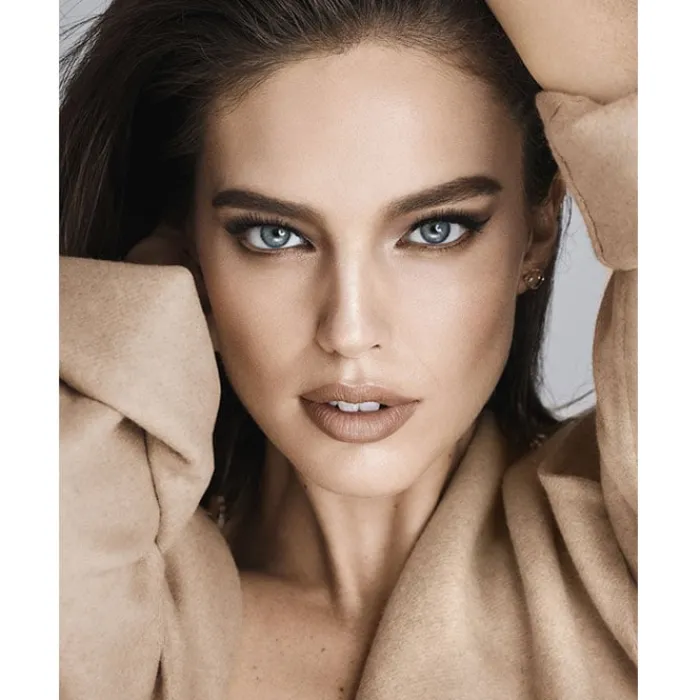 Hombre MAYBELLINE Dream Radiant Liquid